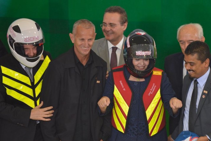 You are currently viewing Dilma sanciona lei que garante adicional de periculosidade para motoboys